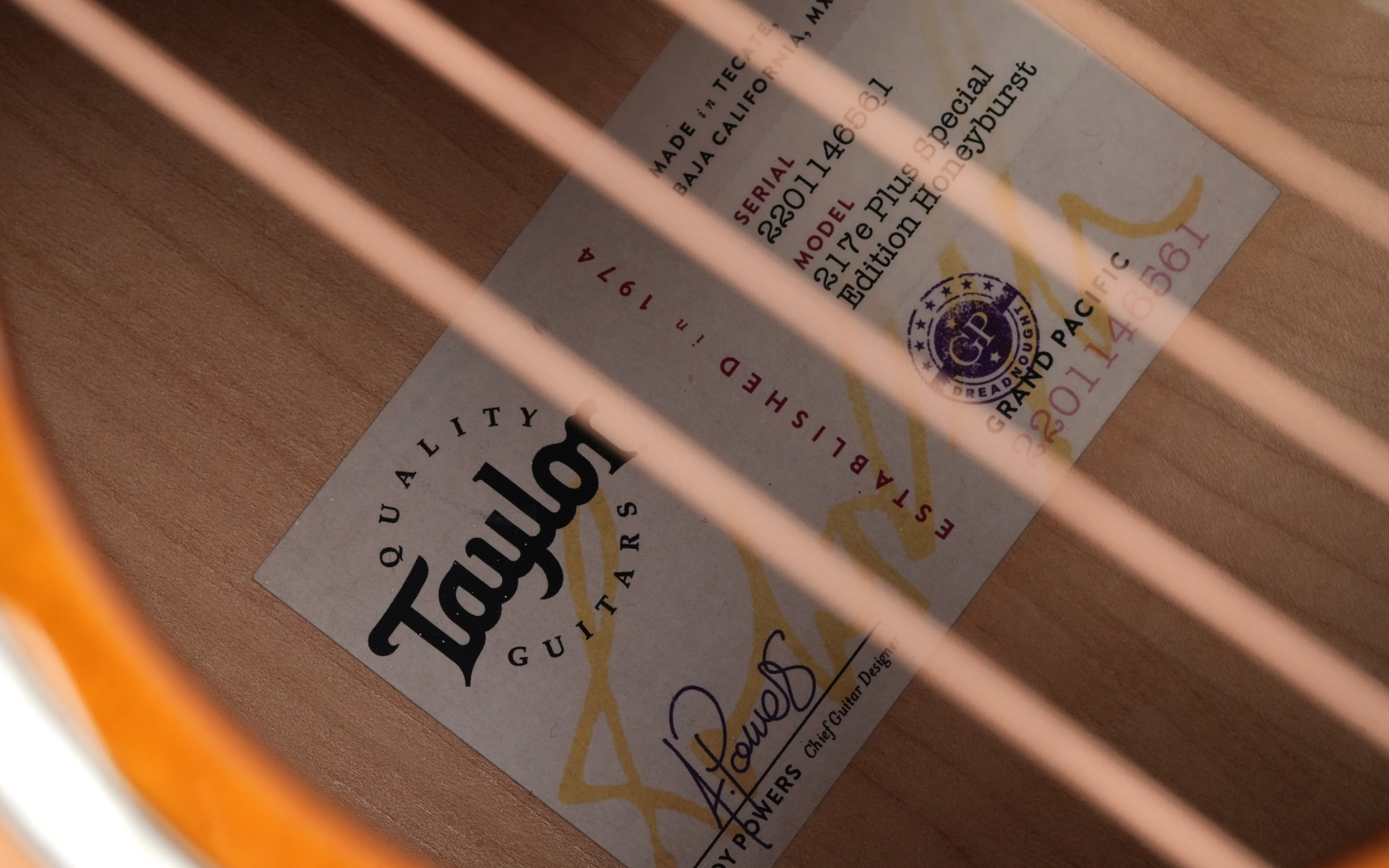Taylor 217e Plus Special Edition Honeyburst - Image 11