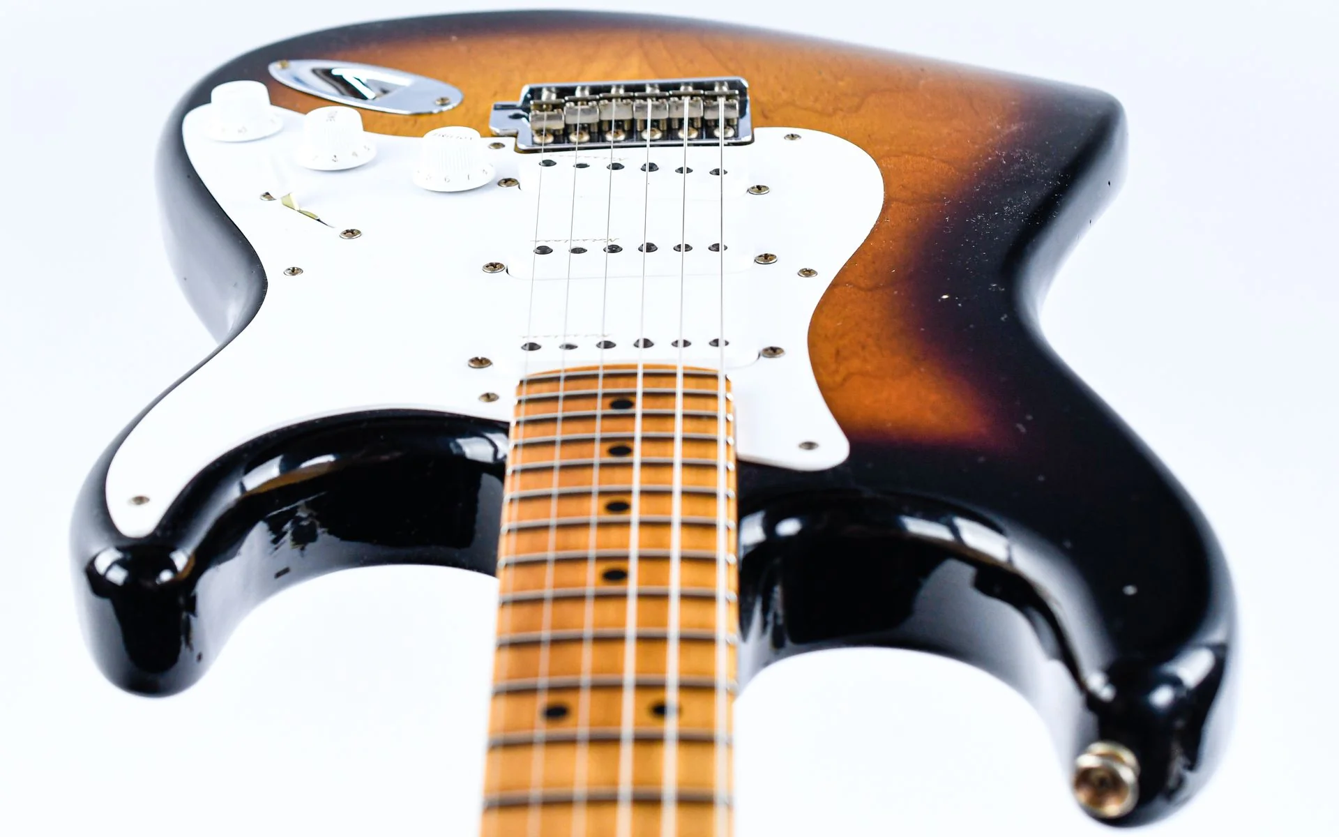 Fender Eric Clapton Stratocaster Journeyman Relic 2 Tone Sunburst - Image 13